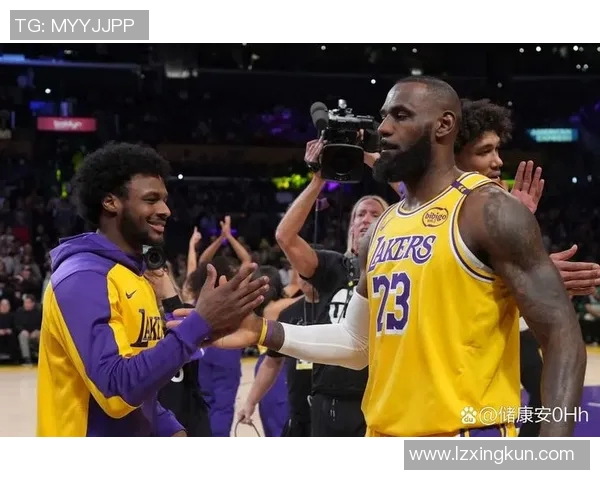 湖人记者称布朗尼受欢迎且熟悉更衣室文化展现良好素养